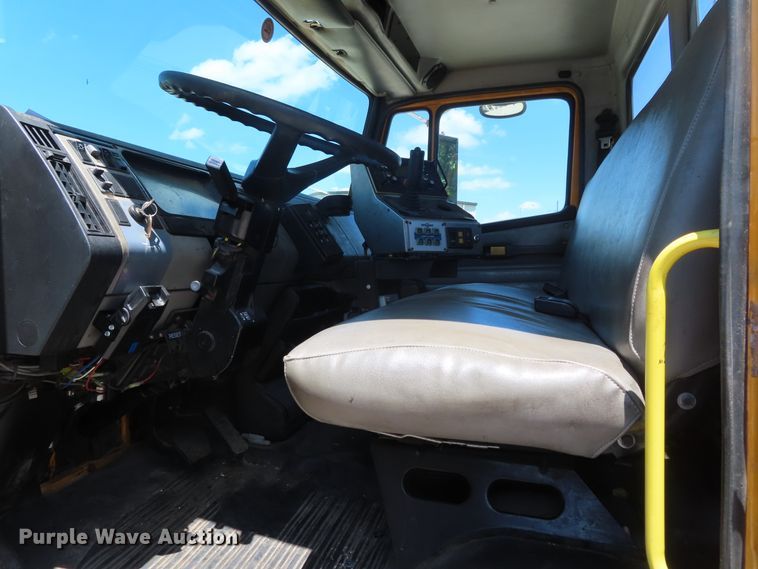 image for item DD6225 2001 Freightliner FL70 flatbed truck