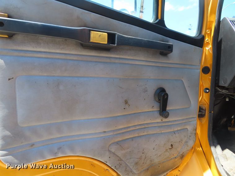 image for item DD6225 2001 Freightliner FL70 flatbed truck