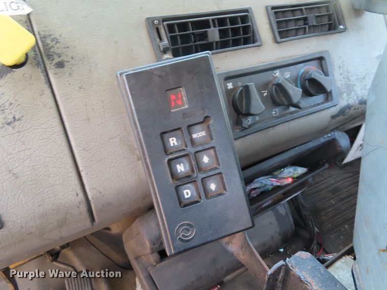 image for item DD6225 2001 Freightliner FL70 flatbed truck