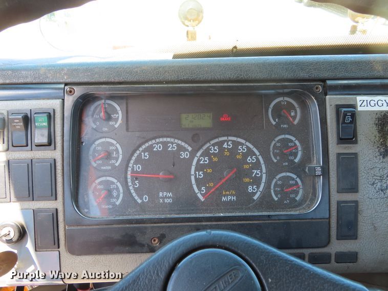 image for item DD6225 2001 Freightliner FL70 flatbed truck