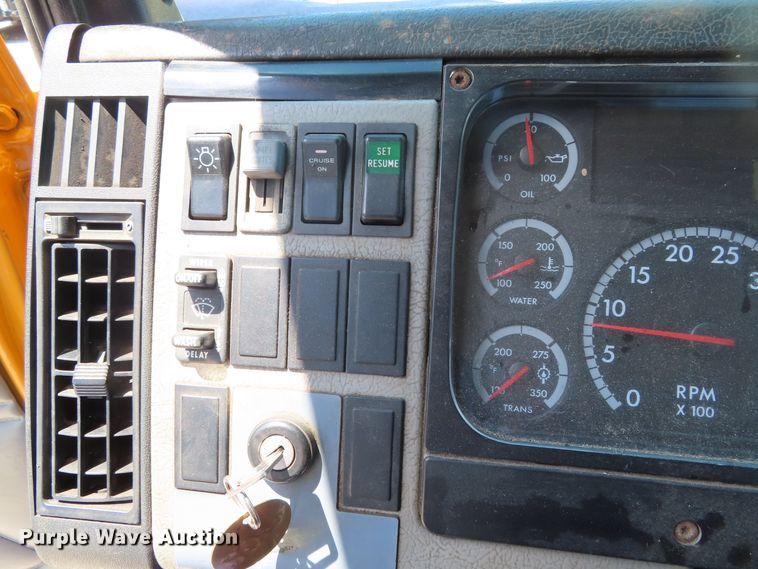 image for item DD6225 2001 Freightliner FL70 flatbed truck