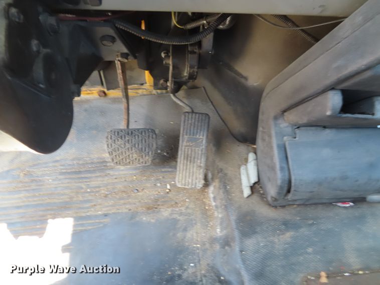 image for item DD6225 2001 Freightliner FL70 flatbed truck