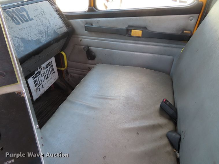 image for item DD6225 2001 Freightliner FL70 flatbed truck