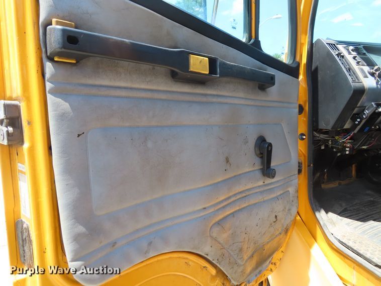 image for item DD6225 2001 Freightliner FL70 flatbed truck