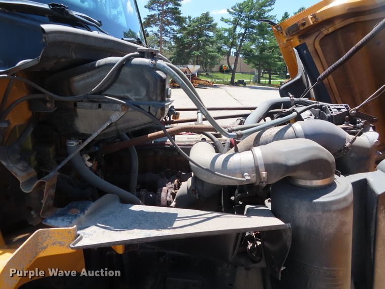 image for item DD6225 2001 Freightliner FL70 flatbed truck