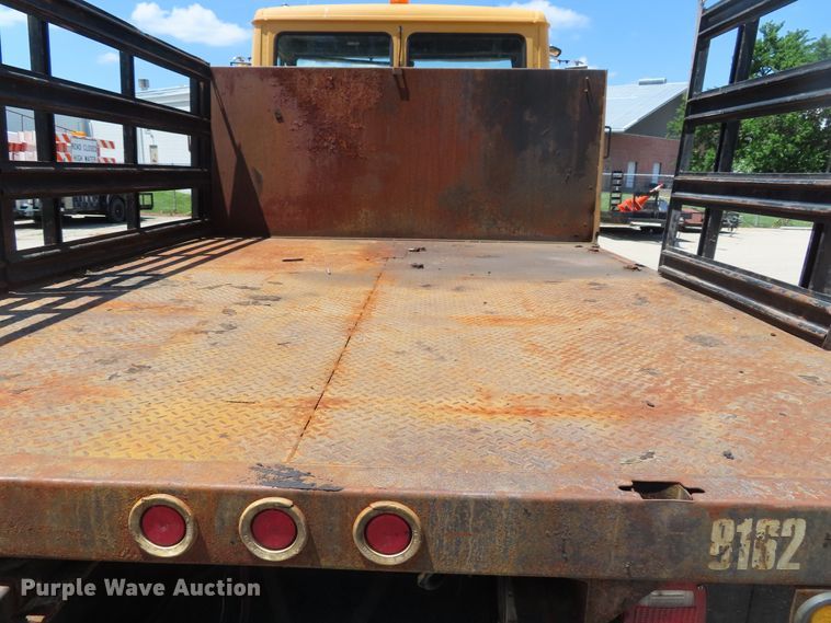 image for item DD6225 2001 Freightliner FL70 flatbed truck