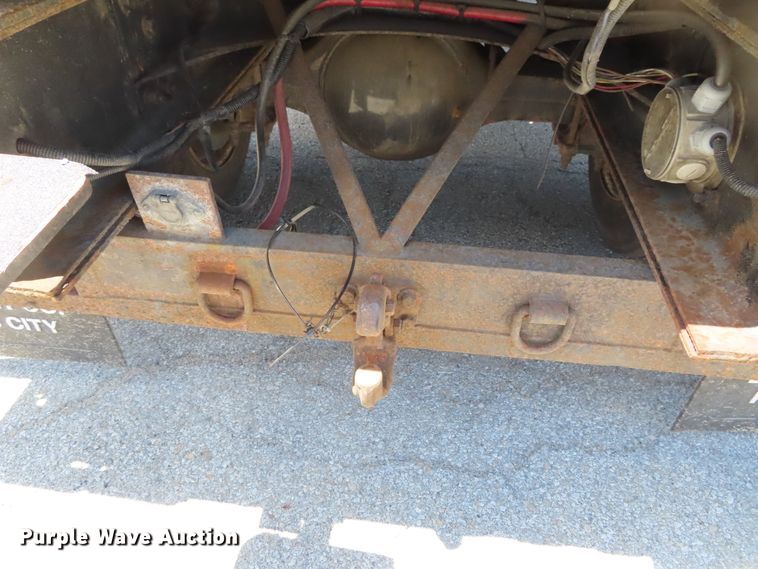 image for item DD6225 2001 Freightliner FL70 flatbed truck