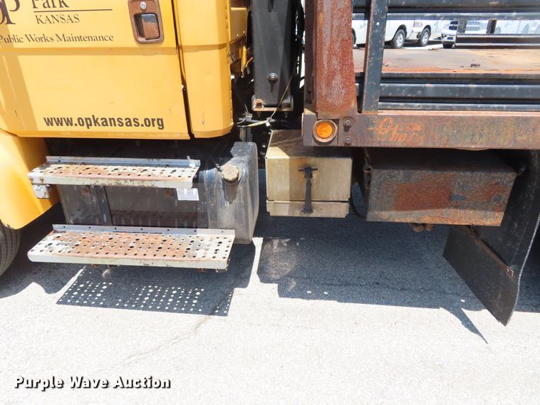 image for item DD6225 2001 Freightliner FL70 flatbed truck