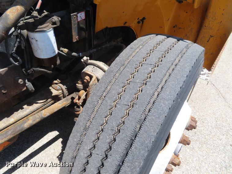 image for item DD6225 2001 Freightliner FL70 flatbed truck