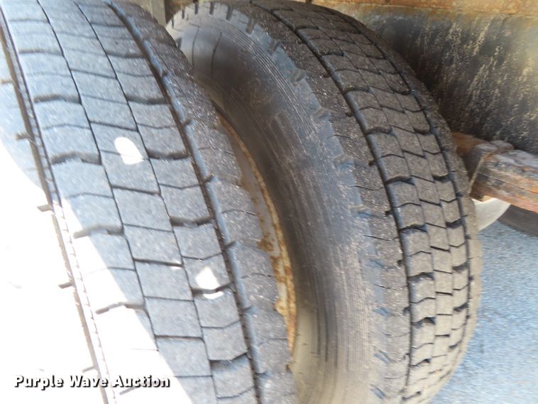 image for item DD6225 2001 Freightliner FL70 flatbed truck