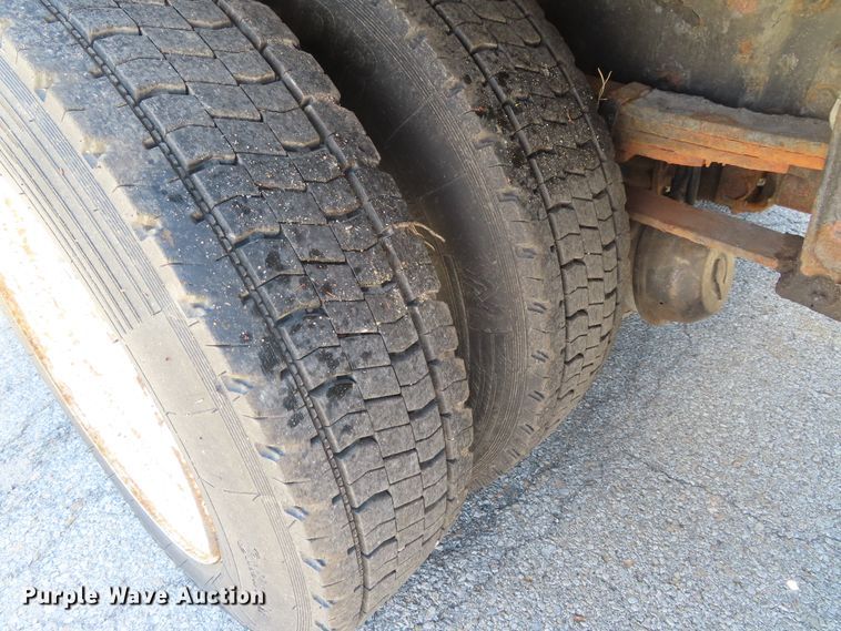 image for item DD6225 2001 Freightliner FL70 flatbed truck