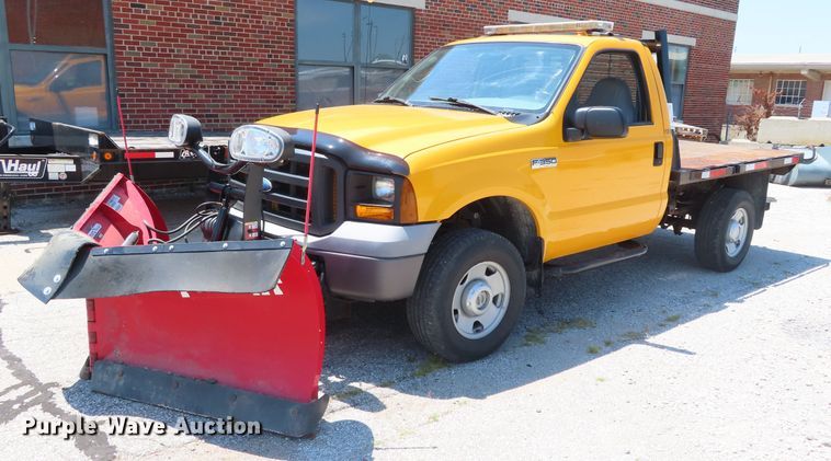 image for item DD6345 2006 Ford F350 Super Duty flatbed pickup truck