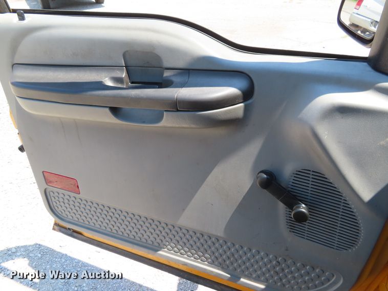 image for item DD6345 2006 Ford F350 Super Duty flatbed pickup truck