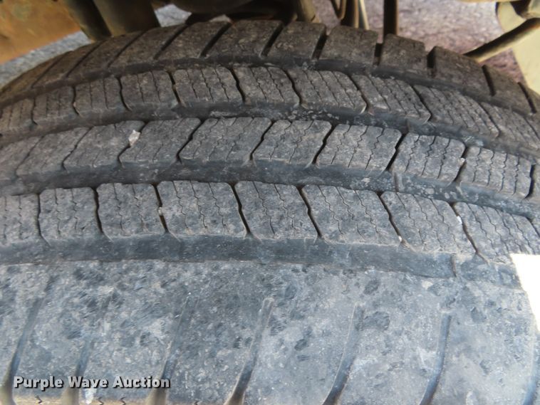 image for item DD6345 2006 Ford F350 Super Duty flatbed pickup truck