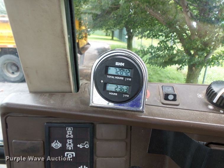 image for item DE7879 2001 John Deere 6410 tractor