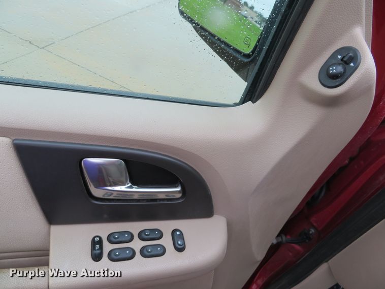 image for item DE8169 2004 Ford Expedition SUV