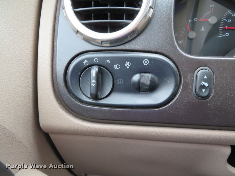 image for item DE8169 2004 Ford Expedition SUV