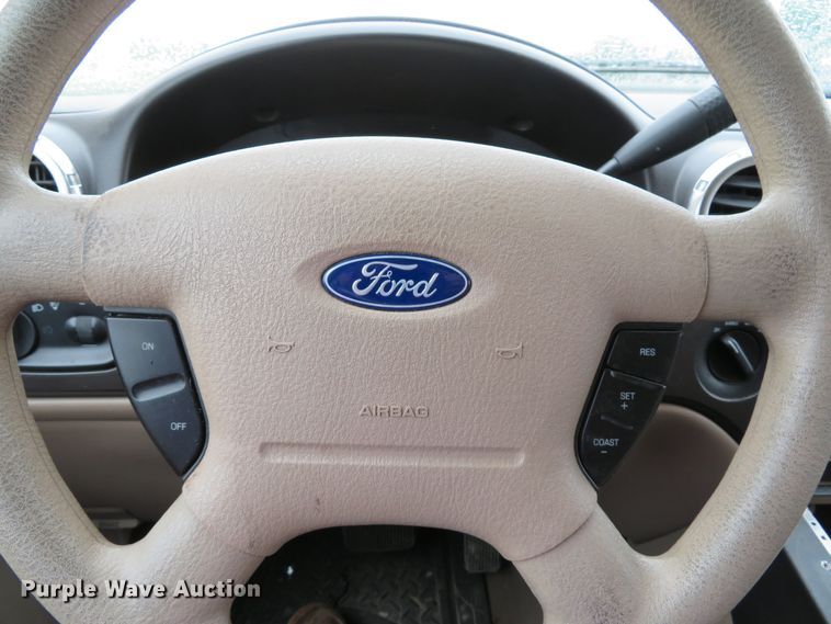 image for item DE8169 2004 Ford Expedition SUV