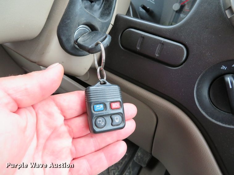 image for item DE8169 2004 Ford Expedition SUV