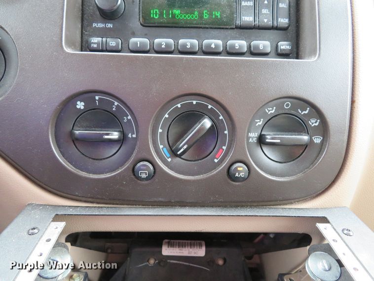 image for item DE8169 2004 Ford Expedition SUV