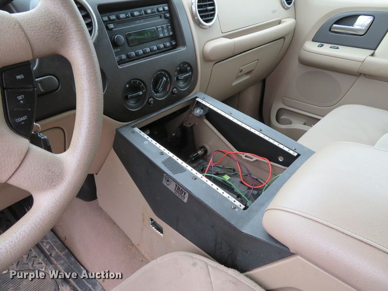 image for item DE8169 2004 Ford Expedition SUV