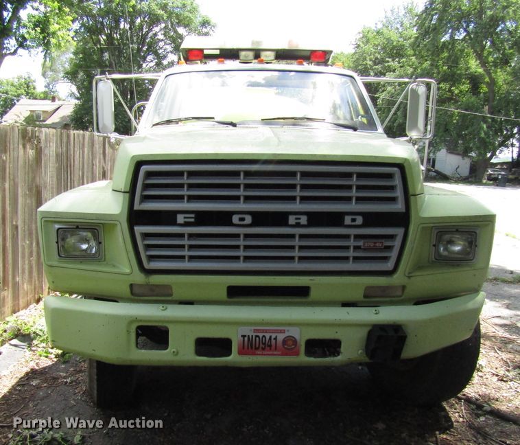 image for item DG1332 1981 Ford F700 tank truck