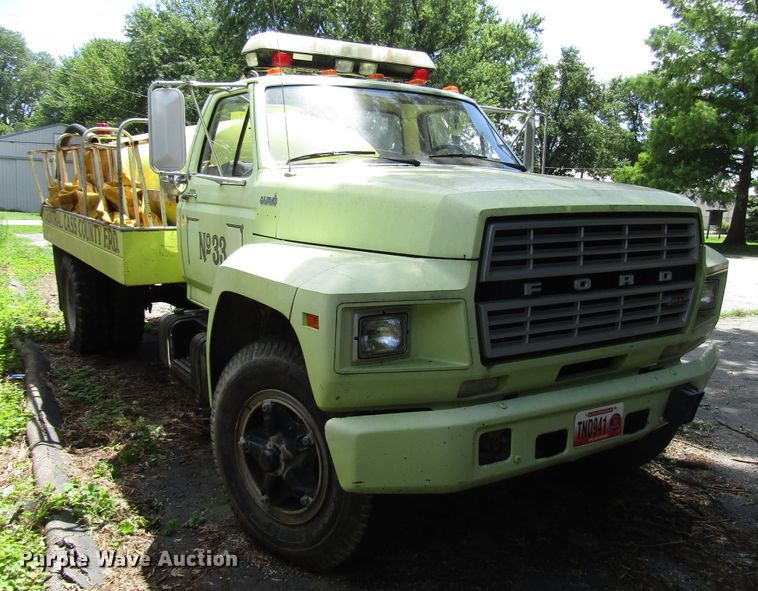 image for item DG1332 1981 Ford F700 tank truck