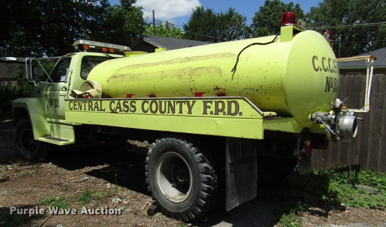 image for item DG1332 1981 Ford F700 tank truck