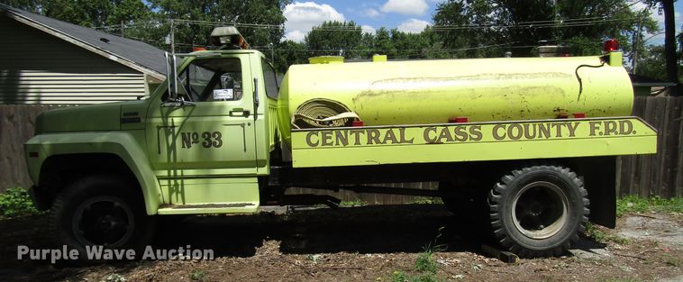 image for item DG1332 1981 Ford F700 tank truck