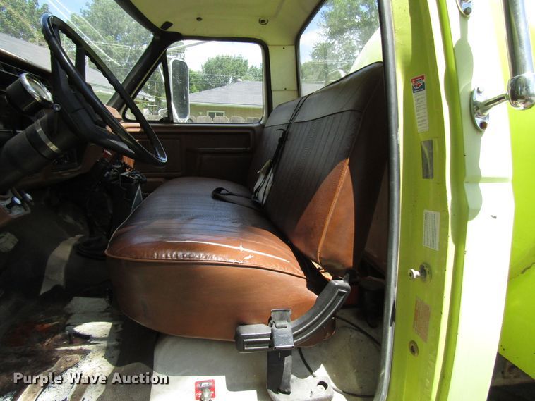 image for item DG1332 1981 Ford F700 tank truck