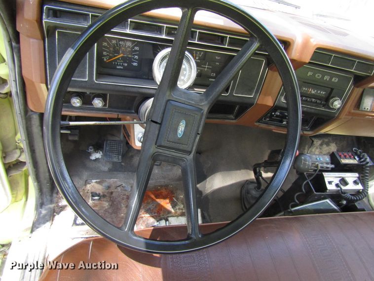 image for item DG1332 1981 Ford F700 tank truck