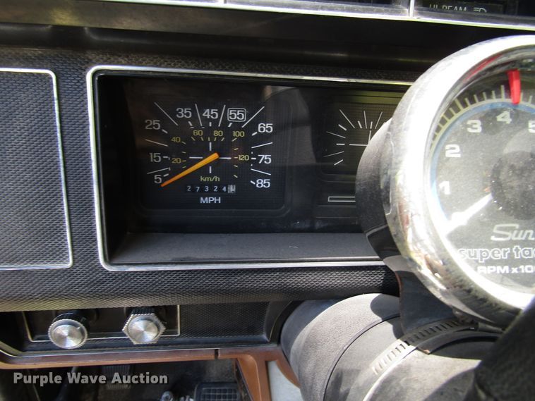 image for item DG1332 1981 Ford F700 tank truck