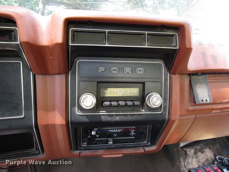 image for item DG1332 1981 Ford F700 tank truck