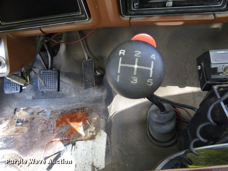 image for item DG1332 1981 Ford F700 tank truck