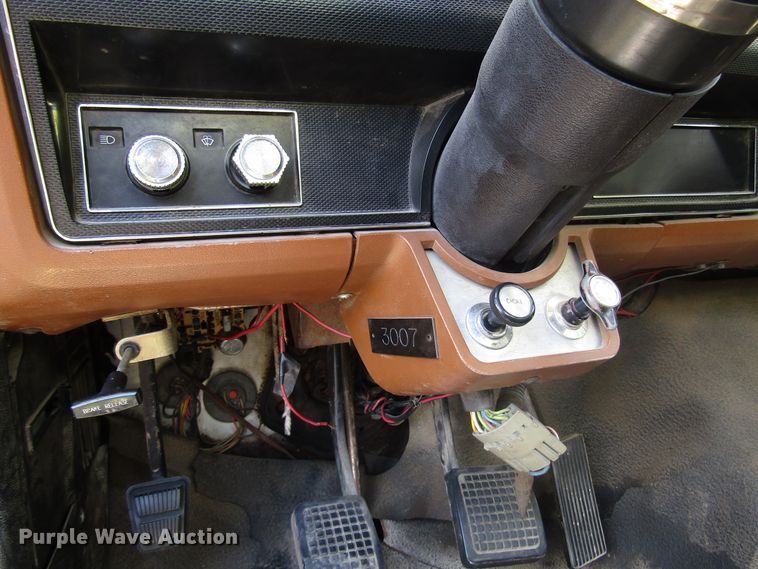 image for item DG1332 1981 Ford F700 tank truck