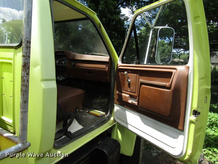 image for item DG1332 1981 Ford F700 tank truck