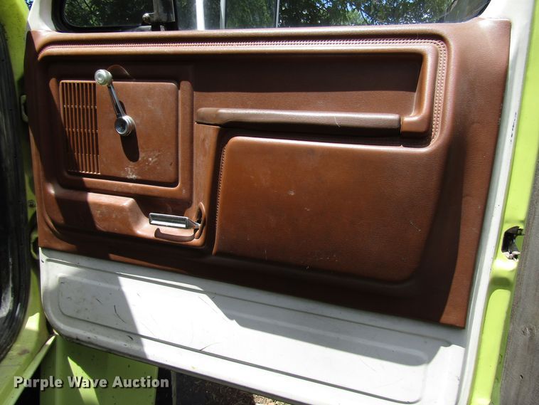 image for item DG1332 1981 Ford F700 tank truck