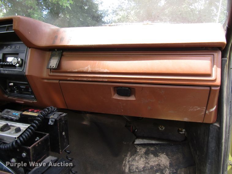 image for item DG1332 1981 Ford F700 tank truck