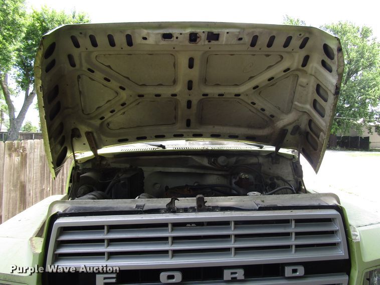 image for item DG1332 1981 Ford F700 tank truck