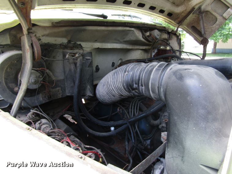 image for item DG1332 1981 Ford F700 tank truck