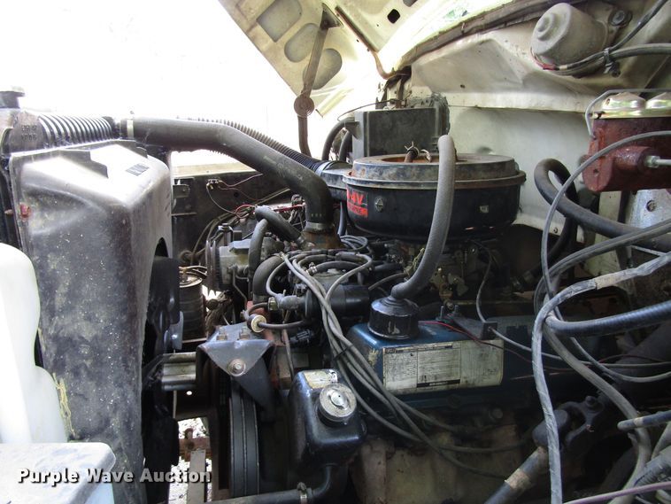 image for item DG1332 1981 Ford F700 tank truck