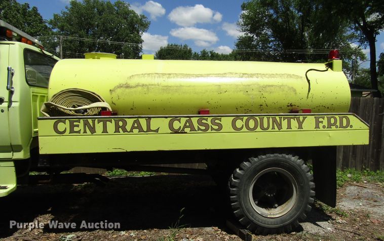 image for item DG1332 1981 Ford F700 tank truck
