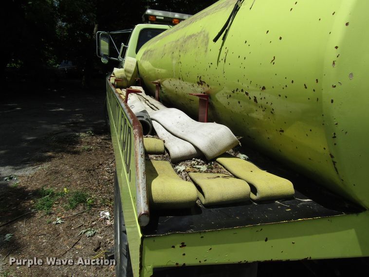 image for item DG1332 1981 Ford F700 tank truck