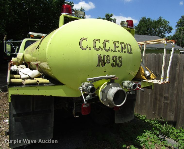 image for item DG1332 1981 Ford F700 tank truck