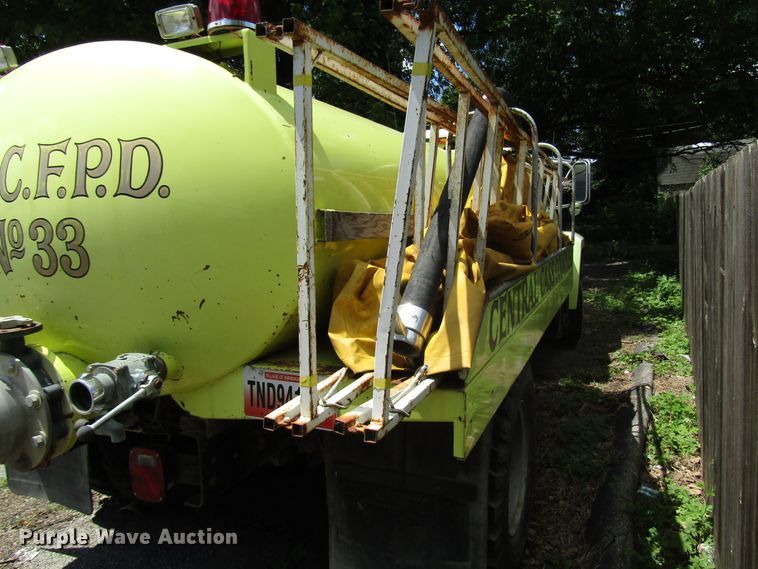 image for item DG1332 1981 Ford F700 tank truck