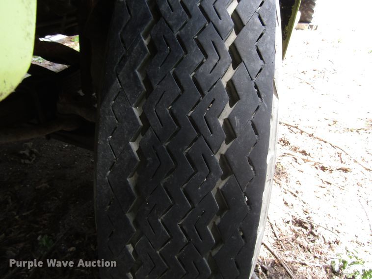 image for item DG1332 1981 Ford F700 tank truck