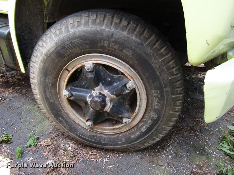 image for item DG1332 1981 Ford F700 tank truck