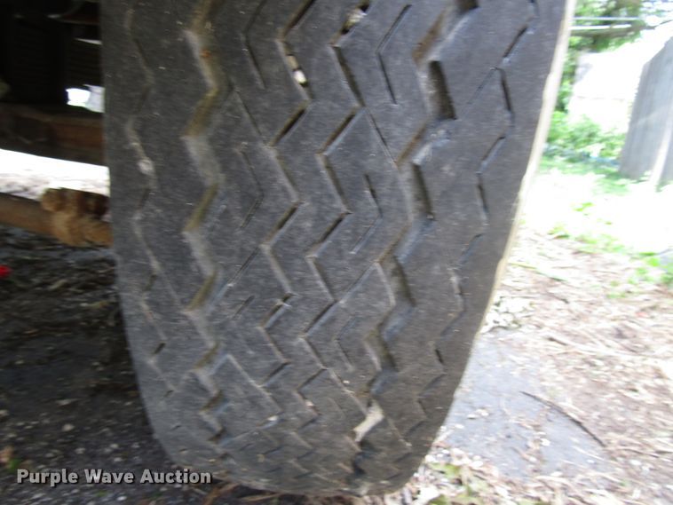 image for item DG1332 1981 Ford F700 tank truck