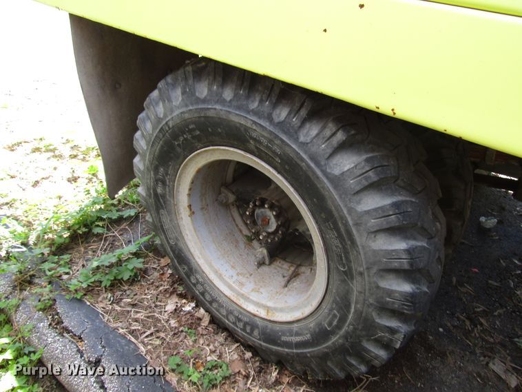 image for item DG1332 1981 Ford F700 tank truck