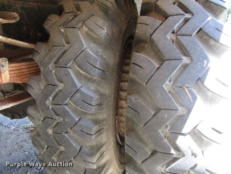 image for item DG1332 1981 Ford F700 tank truck